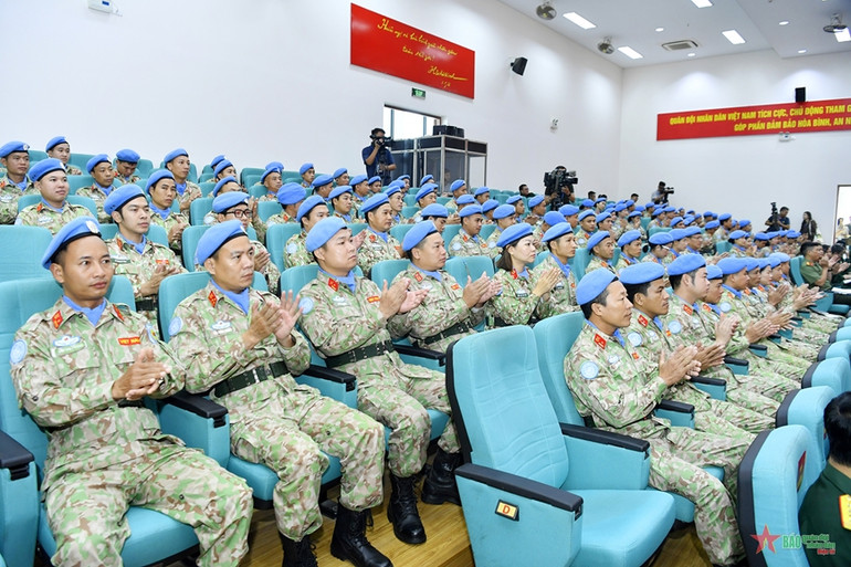 Đại diện Đội Công binh số 1 và Bệnh viện dã chiến cấp 2 số 4 tham dự hội nghị. Ảnh: Báo Quân đội nhân dân.