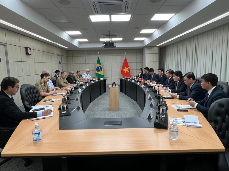 Thượng tướng Hoàng Xuân Chiến hội kiến với Đô đốc Renato Rodrigues de Aguilar Freire, Tổng Tham mưu trưởng Liên quân các Lực lượng vũ trang Brazil.