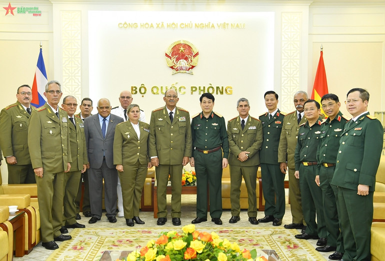 Đại tướng Lương Cường, Thượng tướng Roberto Legrá Sotolongo và các đại biểu tại buổi tiếp. (Ảnh: Báo Quân đội nhân dân)