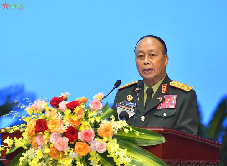 Thượng tướng Thongloi Silivong phát biểu tại buổi lễ. (Ảnh: Báo Quân đội nhân dân)