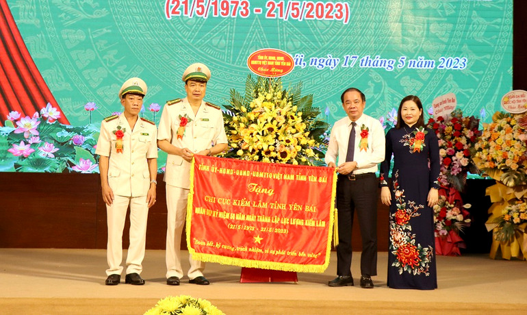 Lãnh đạo tỉnh Yên Bái tặng cờ thêu chúc mừng 50 năm lực lượng Kiển lâm Yên Bái.