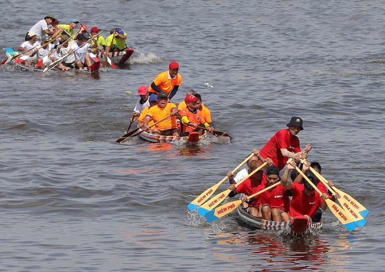 Màn rượt đuổi căng thẳng của các đội khi gần về đích.
