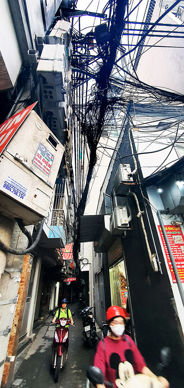 Ngõ ngách chật hẹp khu vực Khương Hạ.
