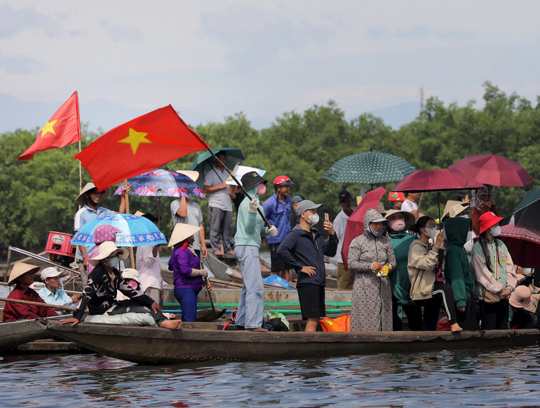 Các cổ động viên hò reo cổ vũ cho các đội đua cả trên bờ lẫn dưới thuyền.