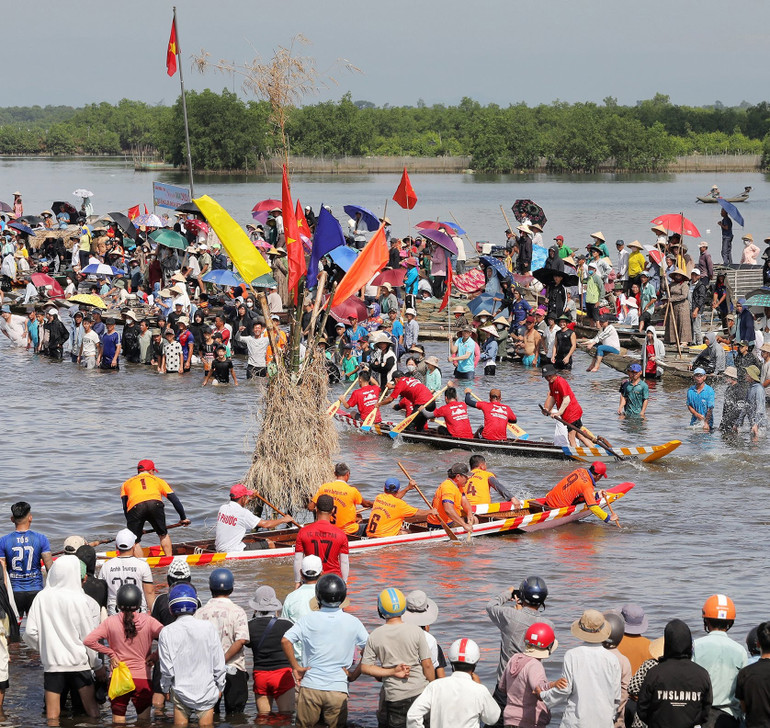 Các đội vào vòng cua.