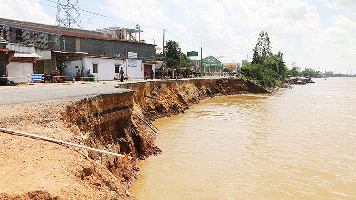 Tình trạng sạt lở, sụt lún bờ biển, bờ sông đang diễn ra ở Đồng bằng sông Cửu Long. Ảnh: TTXVN