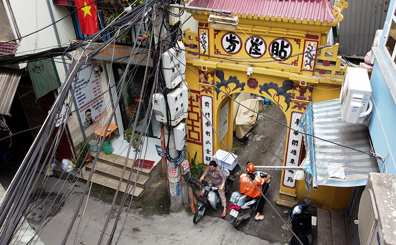 Cổng làng bị “bưng kín” không còn khoảng không.
