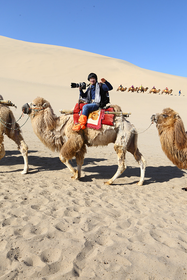 Nhà báo Trọng Chính tác nghiệp tại sa mạc Gobi (Cam Túc, Trung Quốc). Nhà báo Trọng Chính tác nghiệp tại sa mạc Gobi (Cam Túc, Trung Quốc).