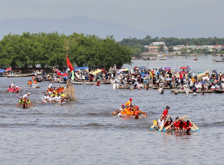 Đông đảo người dân đến xem.