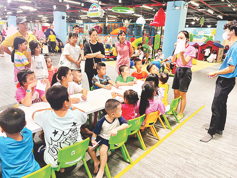 Phụ huynh và trẻ em cùng tham gia trò chơi tại một trung tâm thương mại ở thành phố Thủ Đức.