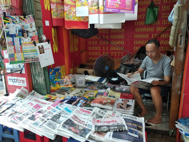 Anh Phán đã gắn bó nhiều năm với sạp báo.