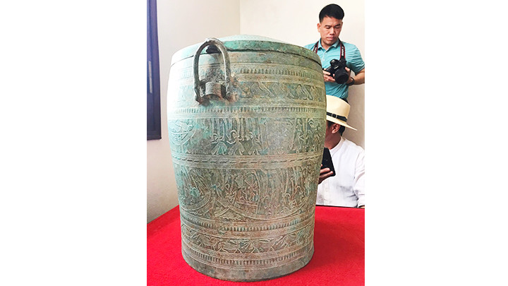 Chiếc thạp đồng trong bộ sưu tập ở Hương Ngải. Chiếc thạp đồng trong bộ sưu tập ở Hương Ngải.