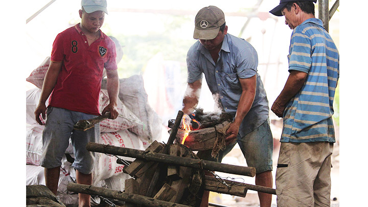 Rót đồng nóng chảy vào khuôn.