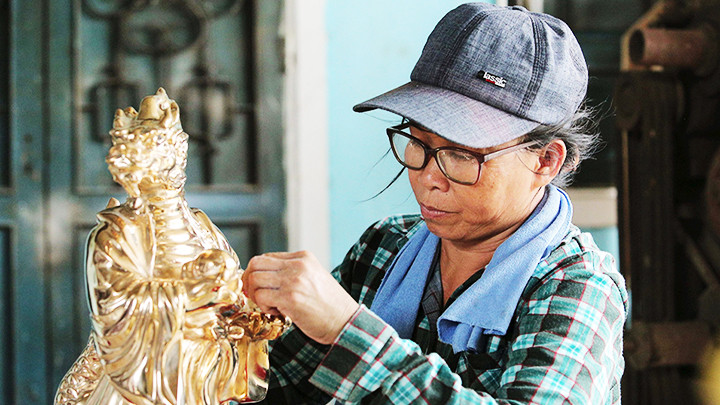 Đánh bóng đồng bằng bột đá.