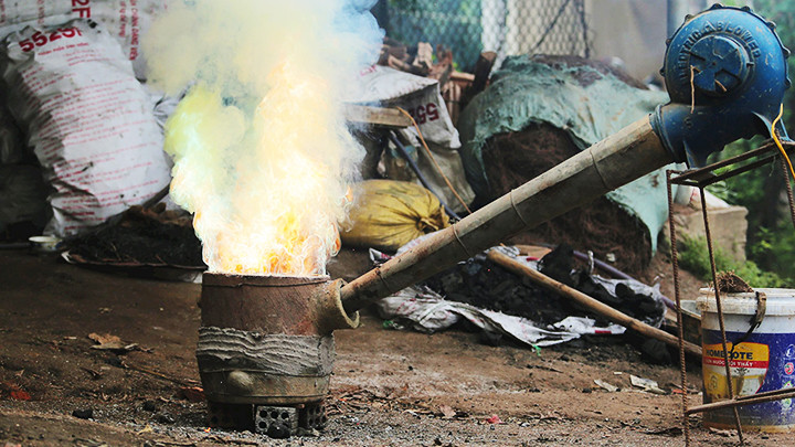 Kim loại chảy hoàn toàn tạo ánh lửa xanh.