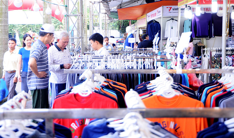 Doanh nghiệp dệt may giới thiệu sản phẩm nhằm kích cầu tiêu dùng. Ảnh: BẮC SƠN