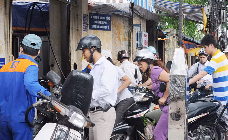 Cần có quy định rõ trách nhiệm, nghĩa vụ, quyền lợi của từng khâu trong thị trường xăng, dầu. Ảnh: NAM ANH