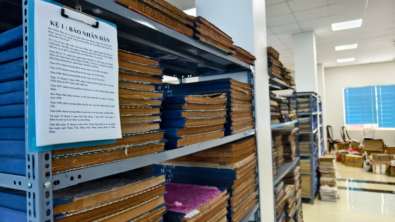 Kho báo chí đồ sộ, được phân loại ngăn nắp trên kệ sắt của nhà sưu tầm Nguyễn Phi Dũng.