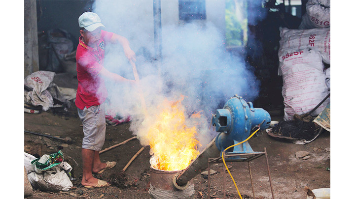 Giữ lửa làng đúc đồng.