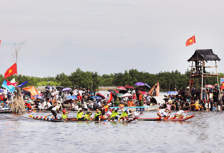 Các đội đua nữ cũng tham gia giải đua ghe 7 người trên phá Tam Giang.