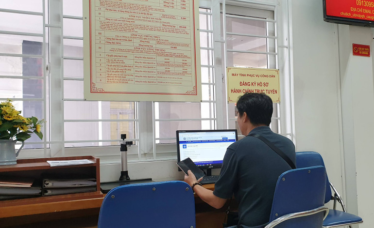 Người dân làm thủ tục hành chính tại địa phương qua cổng dịch vụ công. Ảnh: NGUYỄN HẢI
