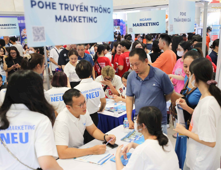 Trường đại học Kinh tế quốc dân tổ chức tư vấn tuyển sinh năm học 2024-2025 cho học sinh lớp 12.