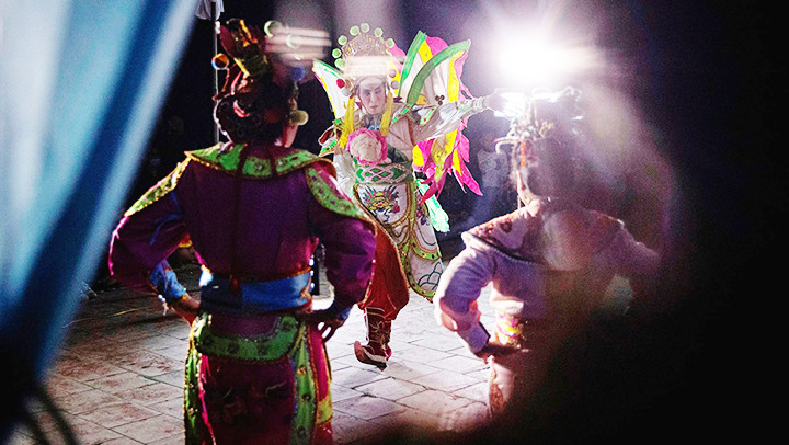 Ánh đèn sân khấu vẫn có sức cuốn hút, mê hoặc kỳ lạ với mỗi diễn viên làng quê. Ánh đèn sân khấu vẫn có sức cuốn hút, mê hoặc kỳ lạ với mỗi diễn viên làng quê.