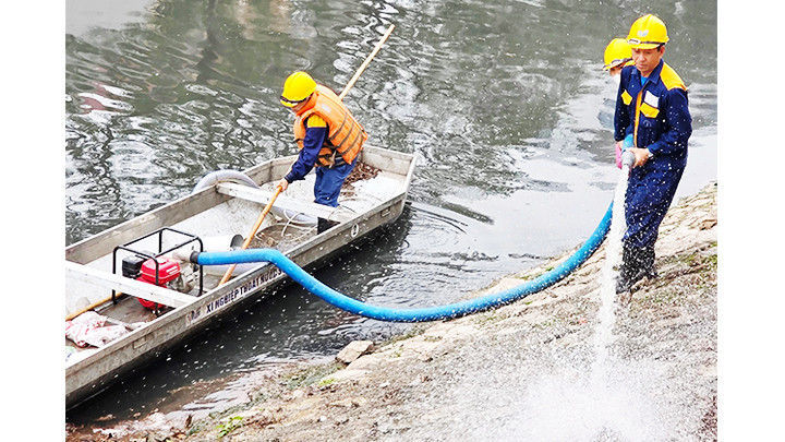 Tưới nước trồng cỏ hai bên sông. Tưới nước trồng cỏ hai bên sông.