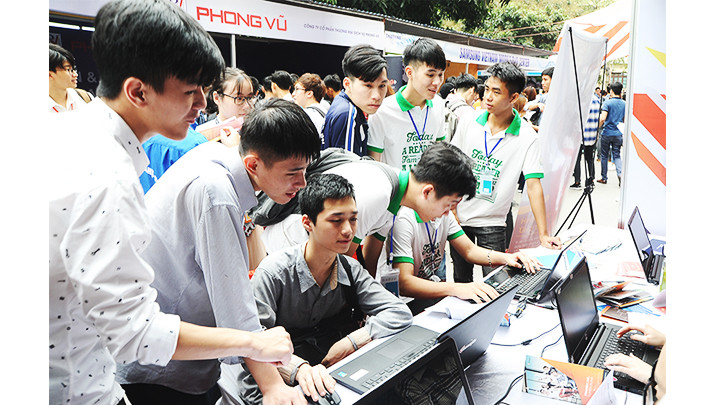 Sinh viên Trường đại học Công nghệ tìm hiểu thông tin tuyển dụng của doanh nghiệp. Ảnh: HẢI ANH Sinh viên Trường đại học Công nghệ tìm hiểu thông tin tuyển dụng của doanh nghiệp. Ảnh: HẢI ANH