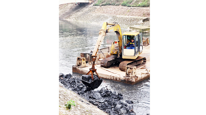 Nạo vét trên sông. Nạo vét trên sông.