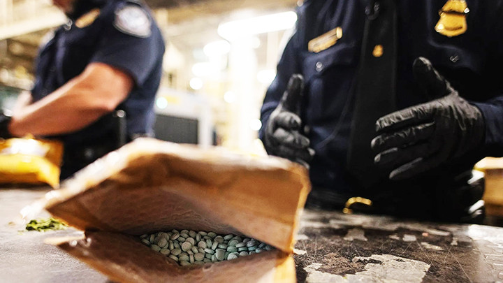 Lực lượng an ninh thu giữ fentanyl vận chuyển trái phép. Ảnh: SHUTTER STOCK Lực lượng an ninh thu giữ fentanyl vận chuyển trái phép. Ảnh: SHUTTER STOCK