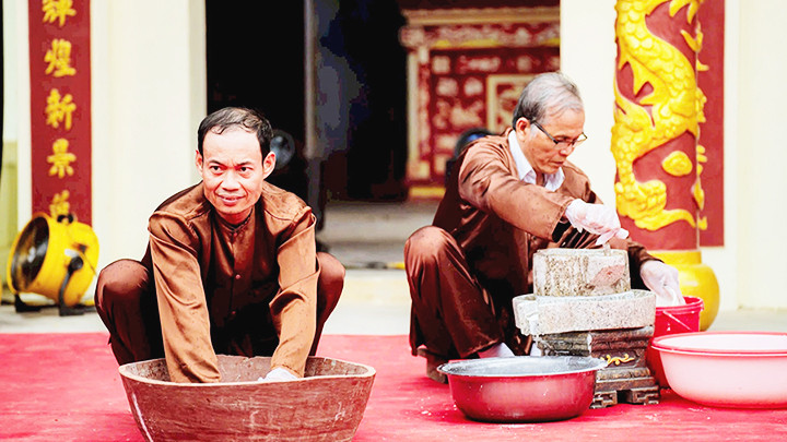 Tái hiện lại công đoạn xay bột thủ công. Tái hiện lại công đoạn xay bột thủ công.