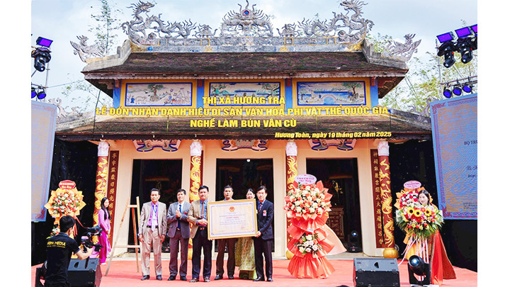 Đón nhận danh hiệu di sản văn hóa phi vật thể. Đón nhận danh hiệu di sản văn hóa phi vật thể.