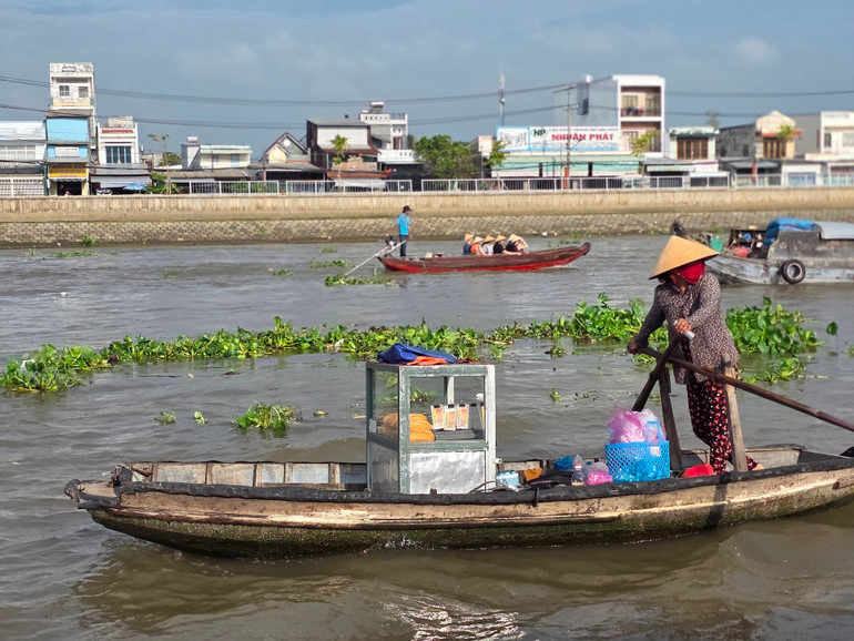 Dịch vụ “ăn sáng di động” trên sông. Dịch vụ “ăn sáng di động” trên sông.
