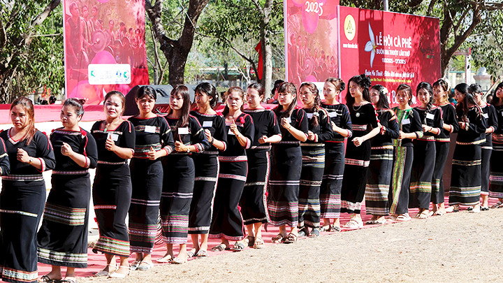 Các cô gái Tây Nguyên trong điệu xoang. Các cô gái Tây Nguyên trong điệu xoang.