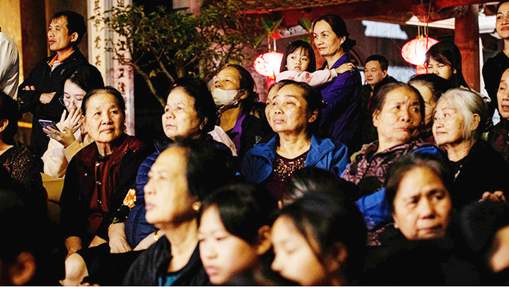 Thưởng thức tuồng đã trở thành truyền thống văn hóa của người dân làng Thổ Hà. Thưởng thức tuồng đã trở thành truyền thống văn hóa của người dân làng Thổ Hà.