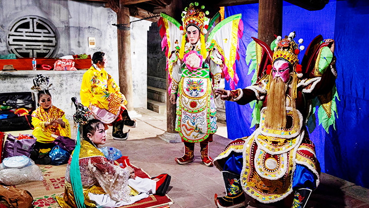 Tranh thủ dượt lại vài động tác, lời ca trước khi ra diễn. Tranh thủ dượt lại vài động tác, lời ca trước khi ra diễn.