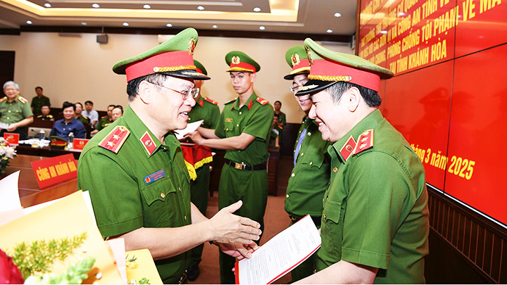 Trung tướng Nguyễn Văn Long, Thứ trưởng Công an khen thưởng các tập thể, cá nhân có thành tích xuất sắc trong đấu tranh chuyên án.