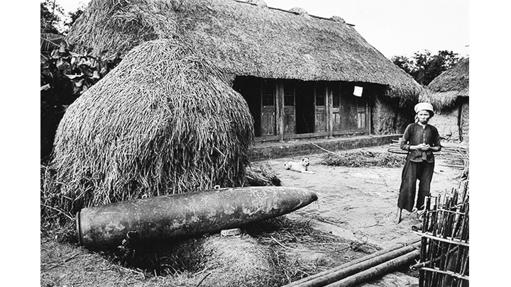 Quả bom trong sân của một hợp tác xã nông nghiệp ở vùng Phát Diệm (1969).