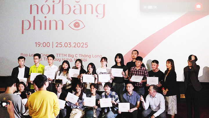 Các học viên nhận chứng chỉ tốt nghiệp về sản xuất phim tại buổi tổng kết dự án. Các học viên nhận chứng chỉ tốt nghiệp về sản xuất phim tại buổi tổng kết dự án.