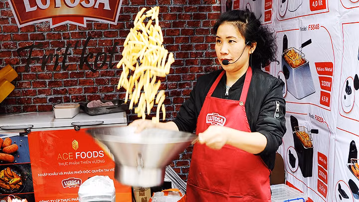 Một buổi livestream bán hàng. Ảnh: NAM HẢI Một buổi livestream bán hàng. Ảnh: NAM HẢI