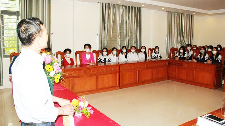 NNƯT Nguyễn Trọng Tuấn truyền dạy dân ca ví, giặm cho học sinh Trường THPT Nghi Xuân, Hà Tĩnh.