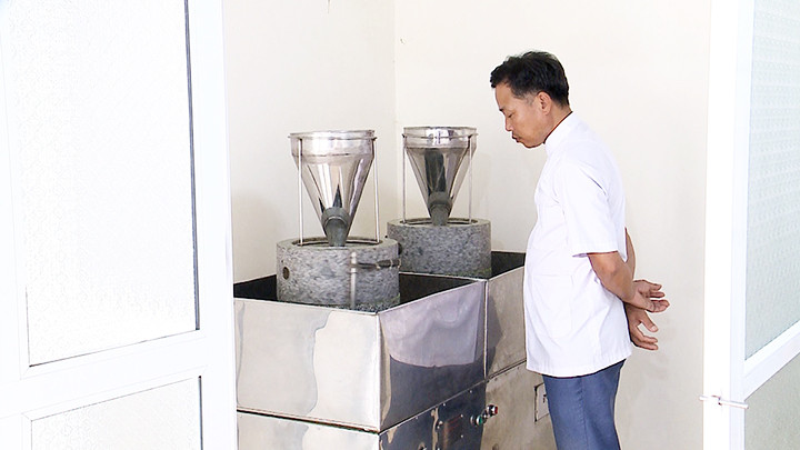 Công nghệ mới được áp dụng làm bột rau má ở Hợp tác xã Vân Trà.