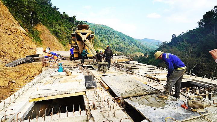 Thi công cầu Khuổi Lò, một trong những vị trí khó thi công nhất trên toàn tuyến. Ảnh: HƯƠNG DỊU