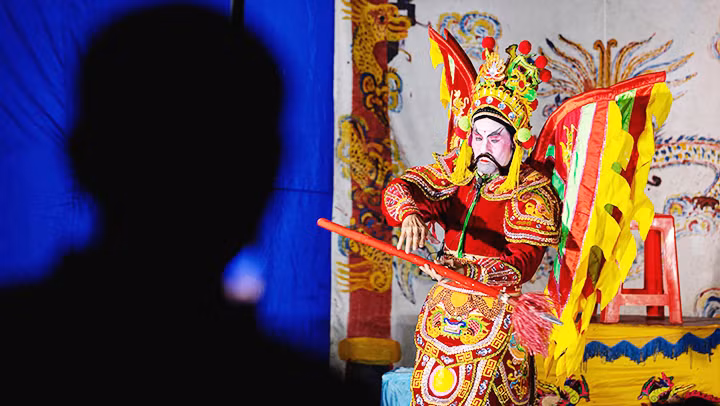 Mỗi động tác được thực hiện nắn nót, cẩn trọng, góp phần làm nên tinh thần của vai diễn.