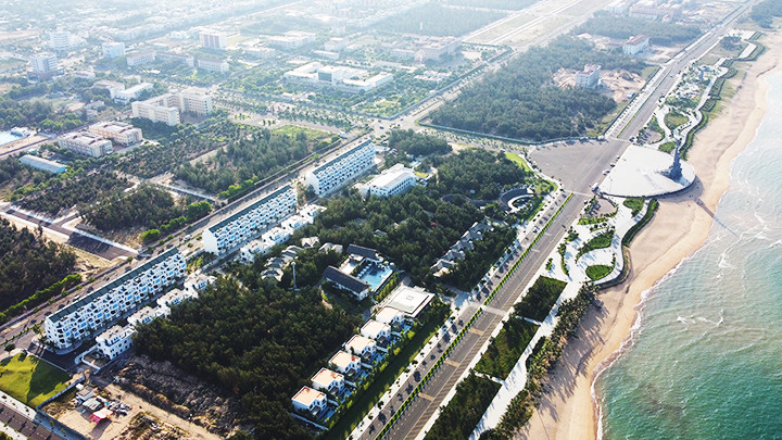 Hiện có khoảng 60-70% tài sản hộ gia đình nằm trong bất động sản, khiến dòng tiền khó chảy vào sản xuất. Ảnh: MINH LÊ