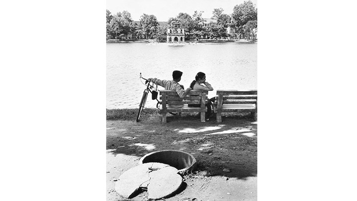 Cặp đôi bên Bờ Hồ Hà Nội (1969).