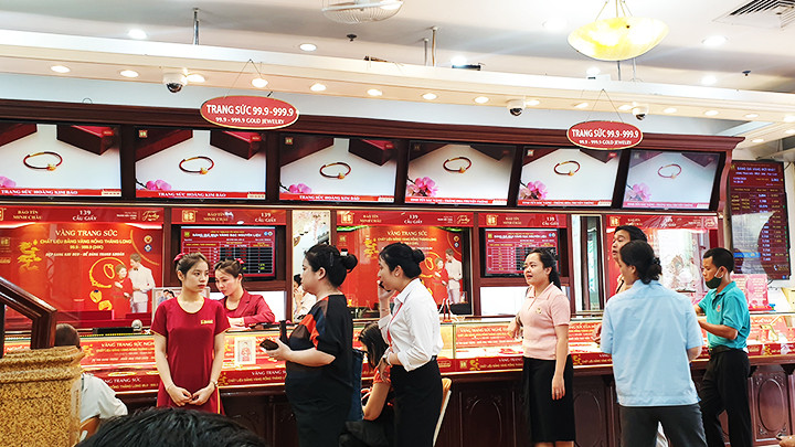 Người dân xếp hàng mua vàng tại cửa hàng Bảo Tín Minh Châu. Ảnh: BẮC SƠN