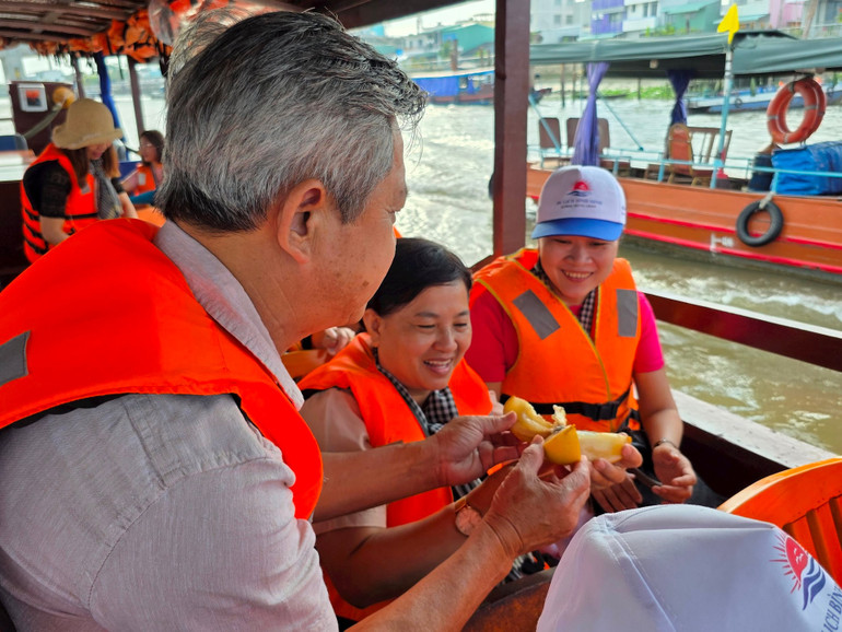 Du khách thưởng thức sản phẩm trên hành trình khám phá miền sông nước. Du khách thưởng thức sản phẩm trên hành trình khám phá miền sông nước.