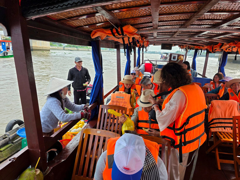 Người bán, người mua “giao dịch” trên sông nước. Người bán, người mua “giao dịch” trên sông nước.